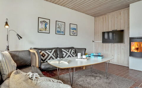 Emiljan - 400M from the Sea: Mueble, Diseño De Interiores, Piso, Suelo, Sofá, Madera, Habitación, Sala, Techo, Encendiendo