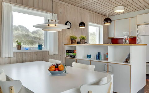Emiljan - 400M from the Sea: Diseño De Interiores, Lámpara, Piso, Madera, Mueble, Techo, Suelo, Cocina, Encendiendo, Mostrador