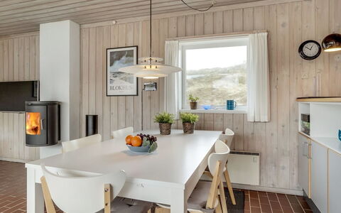 Emiljan - 400M from the Sea: Piso, Diseño De Interiores, Mueble, Pared, Suelo, Madera, Lámpara, Techo, Cocina Y Comedor Mesa, Comedor