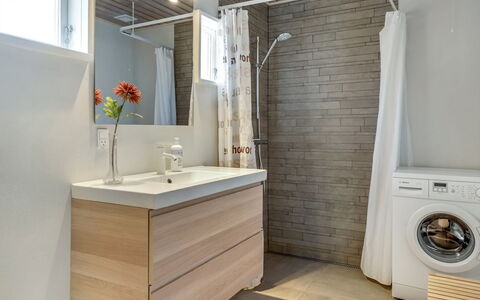 Emiljan - 400M from the Sea: Piso, Suelo, Arreglo De Tubería, Diseño De Interiores, Mueble De Baño, Lavabo, Lavabo Del Baño, Grifo, Baño, Plomería