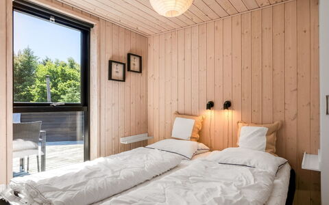 Dyke - 1.5Km from the Sea: Cama, Habitación, Madera, Sábana, Diseño De Interiores, Lecho, Mueble, Marco De La Cama, Techo, Suelo