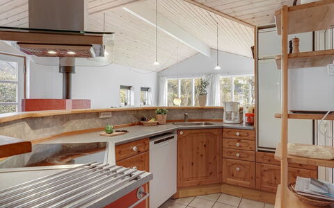 Samine - 100M from the Sea: Mueble, Diseño De Interiores, Piso, Madera, Suelo, Techo, Suelos De Madera, Silla, Mesa, Encendiendo