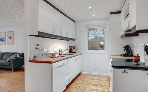 Adam - from the Sea: Madera, Cocina, Piso, Aparato De Cocina, Mostrador, Electrodoméstico, Diseño De Interiores, Gabinetes, Suelo, Casa