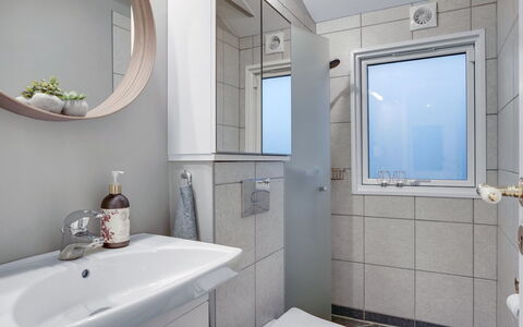 Adam - from the Sea: Baño, Arreglo De Tubería, Diseño De Interiores, Lavabo, Lavabo Del Baño, Baño, Piso, Espejo, Suelo, Mueble De Baño