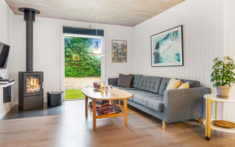 Soraya - 700M to the Fjord: Piso, Suelo, Diseño De Interiores, Mueble, Madera, Sofá, Suelos De Madera, Sala, Habitación, Casa
