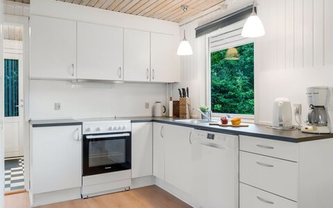 Soraya - 700M to the Fjord: Cocina, Aparato De Cocina, Mostrador, Diseño De Interiores, Piso, Electrodoméstico, Madera, Gabinetes, Mueble, Techo