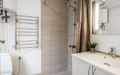 Soraya - 700M to the Fjord: Arreglo De Tubería, Piso, Pared, Diseño De Interiores, Baño, Suelo, Baño, Lavabo, Grifo, Plomería