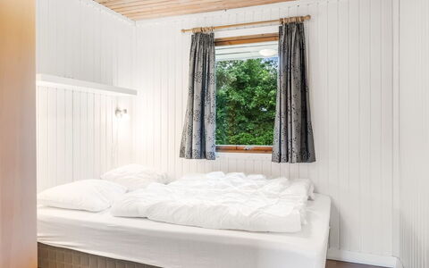 Soraya - 700M to the Fjord: Madera, Habitación, Cama, Diseño De Interiores, Piso, Suelo, Sábana, Lecho, Techo, Linos