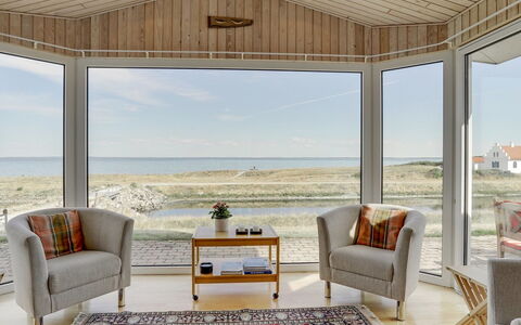 Yorrick - 50M to the Fjord: Madera, Mueble, Suelo, Diseño De Interiores, Piso, Techo, Casa, Silla, Sala, Habitación