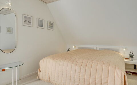 Yorrick - 50M to the Fjord: Cama, Habitación, Diseño De Interiores, Mueble, Pared, Suelo, Piso, Madera, Techo, Lecho