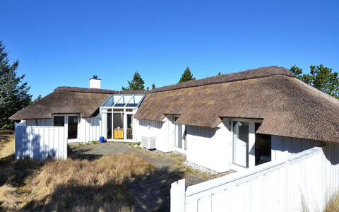 Roulf - 1.1Km from the Sea: Casa, Barrio Residencial, Casa, Cabaña, Techo, El Terreno Del Lote, Vía Muerta, Jardín, Inmuebles, Césped