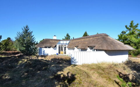 Roulf - 1.1Km from the Sea: Casa, Barrio Residencial, Casa, Cabaña, Techo, El Terreno Del Lote, Vía Muerta, Jardín, Inmuebles, Césped