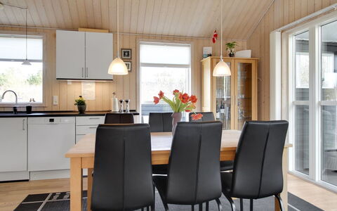 Henriete - 3.5Km from the Sea: Mueble, Piso, Madera, Diseño De Interiores, Comedor, Cocina Y Comedor Mesa, Suelo, Silla, Mesa, Suelos De Madera