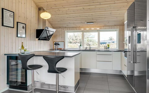 Esma - 150M from the Sea: Cocina, Piso, Mostrador, Diseño De Interiores, Mueble, Madera, Techo, Lámpara, Aparato De Cocina, Suelo