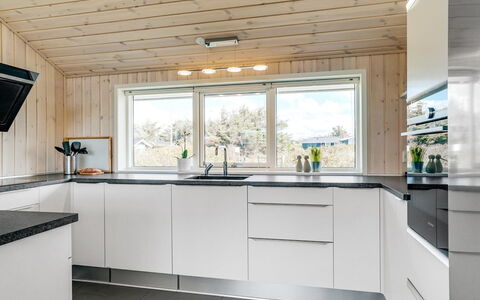 Esma - 150M from the Sea: Cocina, Madera, Mostrador, Aparato De Cocina, Piso, Techo, Diseño De Interiores, Gabinetes, Electrodoméstico, Casa