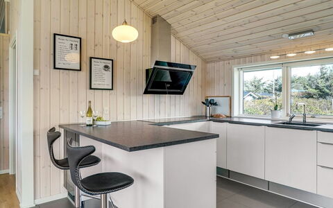 Esma - 150M from the Sea: Cocina, Madera, Mostrador, Techo, Diseño De Interiores, Lámpara, Piso, Aparato De Cocina, Casa, Suelo