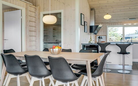 Esma - 150M from the Sea: Madera, Diseño De Interiores, Piso, Mueble, Techo, Cocina Y Comedor Mesa, Suelo, Lámpara, Suelos De Madera, Comedor