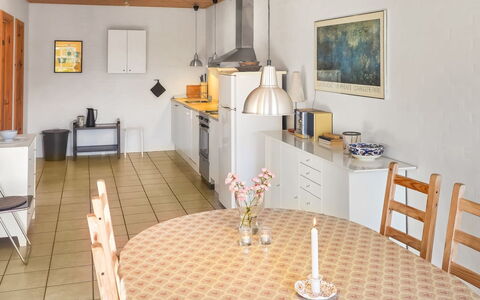Elef - 2.0Km from the Sea: Mueble, Diseño De Interiores, Piso, Suelo, Cocina, Techo, Madera, Habitación, Silla, Mostrador