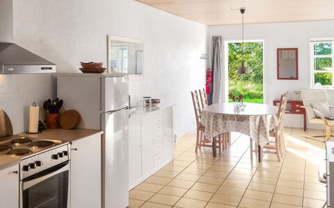 Elef - 2.0Km from the Sea: Mueble, Diseño De Interiores, Piso, Suelo, Madera, Techo, Cocina, Silla, Mostrador, Habitación