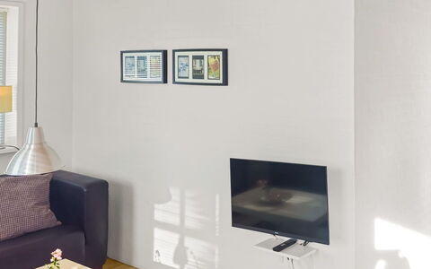 Elef - 2.0Km from the Sea: Pared, Piso, Diseño De Interiores, Suelo, Habitación, Mueble, Sala, Dispositivo Electronico, Set De Televisión