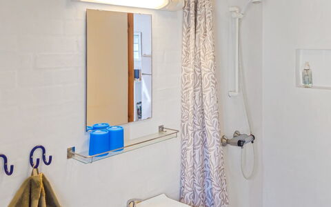 Elef - 2.0Km from the Sea: Pared, Diseño De Interiores, Arreglo De Tubería, Textil, Baño, Encendiendo, Cortina De La Ducha, Plomería, Lavabo Del Baño, Habitación