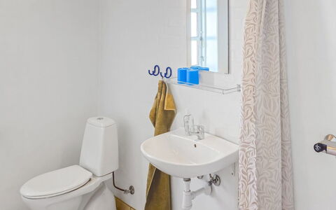 Elef - 2.0Km from the Sea: Arreglo De Tubería, Asiento Del Baño, Baño, Baño, Diseño De Interiores, Suelo, Piso, Plomería, Lavabo Del Baño, Lavabo