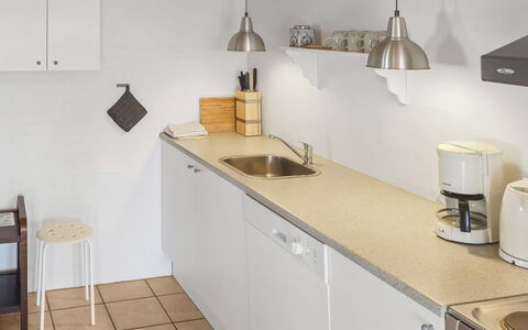 Elef - 2.0Km from the Sea: Cocina, Mostrador, Aparato De Cocina, Diseño De Interiores, Piso, Arreglo De Tubería, Fregadero, Electrodoméstico, Lavabo, Gabinetes