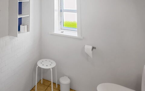 Elef - 2.0Km from the Sea: Pared, Arreglo De Tubería, Diseño De Interiores, Baño, Suelo, Lavabo, Plomería, Baño, Lavabo Del Baño