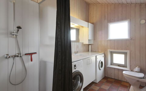 Styrman - 600M from the Sea: Mueble, Diseño De Interiores, Piso, Madera, Suelo, Techo, Suelos De Madera, Silla, Mesa, Encendiendo