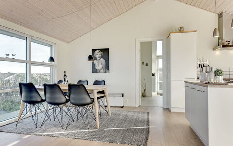 Dimka - 300M from the Sea: Madera, Piso, Techo, Diseño De Interiores, Suelo, Suelos De Madera, Mueble, Casa, Sala, Lámpara