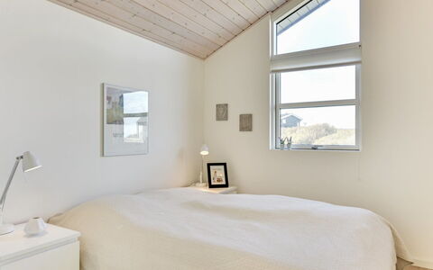 Dimka - 300M from the Sea: Madera, Techo, Diseño De Interiores, Piso, Suelo, Casa, Habitación, Habitación, Cama, Suelos De Madera