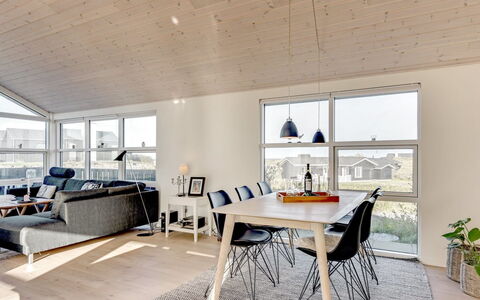 Dimka - 300M from the Sea: Madera, Techo, Piso, Diseño De Interiores, Suelo, Lámpara, Mueble, Suelos De Madera, Sala, Cocina Y Comedor Mesa