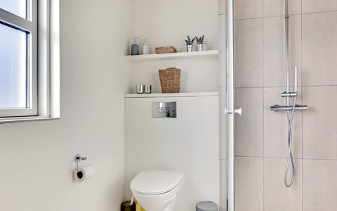 Dimka - 300M from the Sea: Baño, Arreglo De Tubería, Pared, Piso, Baño, Diseño De Interiores, Suelo, Asiento Del Baño, Plomería, Grifo