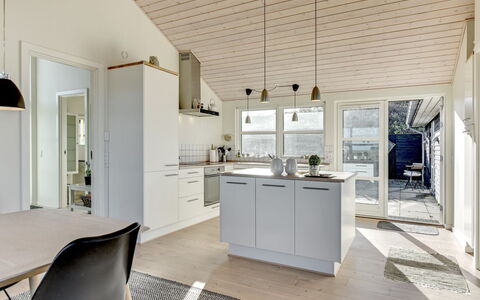 Dimka - 300M from the Sea: Piso, Diseño De Interiores, Madera, Techo, Cocina, Suelo, Mostrador, Mueble, Suelos De Madera, Lámpara