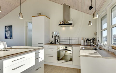 Dimka - 300M from the Sea: Piso, Diseño De Interiores, Cocina, Mostrador, Techo, Madera, Lámpara, Gabinetes, Suelo, Mueble