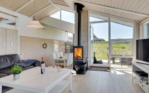 Welma - 500M from the Sea: Techo, Casa, Cabaña, Sala, Madera Dura, Suelos De Madera, Tablón, Porche, Silla