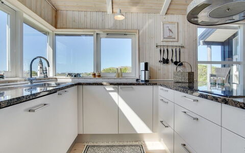 Welma - 500M from the Sea: Cocina, Techo, Diseño De Interiores, Piso, Mostrador, Casa, Gabinetes, Aparato De Cocina, Suelo, Electrodoméstico