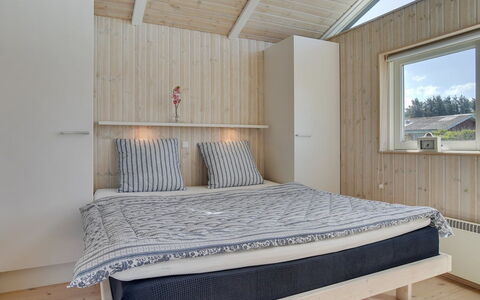 Welma - 500M from the Sea: Madera, Diseño De Interiores, Habitación, Techo, Piso, Suelo, Cama, Habitación, Mueble, Lecho