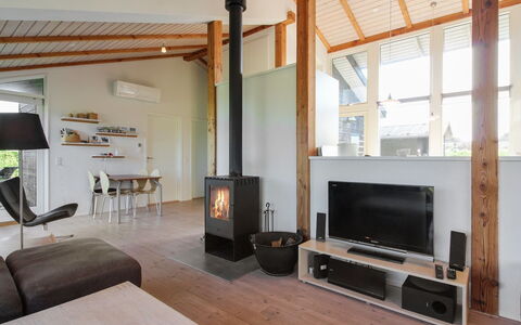 Preben - 500M from the Sea: Piso, Diseño De Interiores, Madera, Suelo, Mueble, Techo, Suelos De Madera, Habitación, Encendiendo, Sala