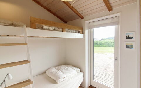 Preben - 500M from the Sea: Madera, Casa, Cabaña, Manchas De Madera, Madera Dura, Habitación, La Luz Del Día, Tablón, Cama, Edificios Del Jardín