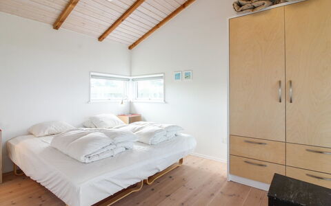 Preben - 500M from the Sea: Piso, Diseño De Interiores, Madera, Suelo, Techo, Habitación, Cama, Mueble, Habitación, Suelos De Madera