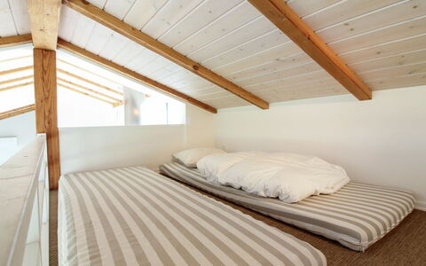 Preben - 500M from the Sea: Diseño De Interiores, Madera, Techo, Suelo, Piso, Cama, Mueble, Habitación, Habitación, Ático