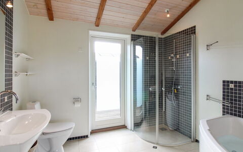 Preben - 500M from the Sea: Arreglo De Tubería, Piso, Suelo, Techo, Diseño De Interiores, Baño, Encendiendo, Puerta, Plomería, Casa