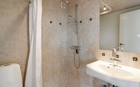 Preben - 500M from the Sea: Baño, Piso, Arreglo De Tubería, Suelo, Lavabo Del Baño, Diseño De Interiores, Pared, Lavabo, Baño, Alcachofa De La Ducha