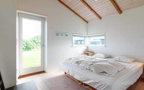 Preben - 500M from the Sea: Madera, Techo, Piso, Suelo, Casa, Diseño De Interiores, Habitación, Suelos De Madera, Cama, Madera Dura