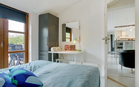 Grubbe - 600M from the Sea: Mueble, Diseño De Interiores, Piso, Suelo, Techo, Madera, Cama, Habitación, Habitación, Lámpara