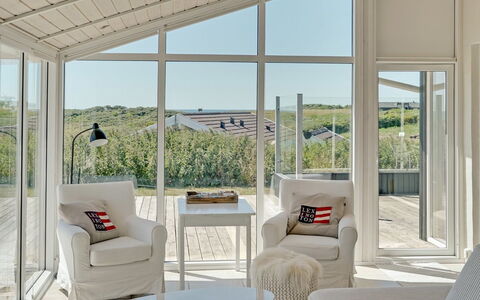 Aella - 150M from the Sea: Mueble, Diseño De Interiores, Techo, Suelo, Silla, Sofá, Piso, Sala, Casa, Mesa