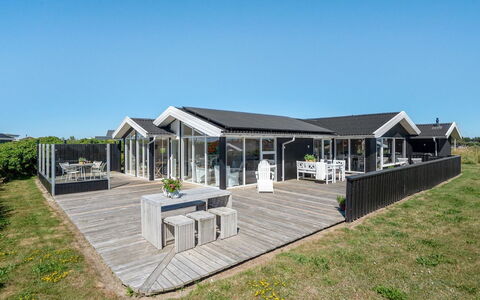Aella - 150M from the Sea: Techo, Casa, Sombra, Cabaña, Inmuebles, Pasarela, Diseño, Cubierta, Porche, Estructura Al Aire Libre
