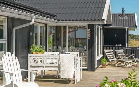 Aella - 150M from the Sea: Madera, Porche, Casa, Techo, Casa, Cabaña, Puerta, Vía Muerta, Sombra, Cubierta