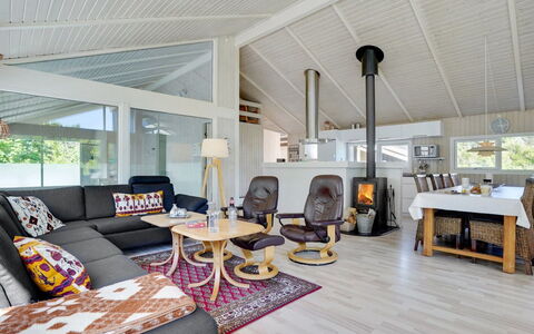 Harriet - 800M from the Sea: Madera, Diseño De Interiores, Sala, Mueble, Techo, Sofá, Casa, Piso, Suelo